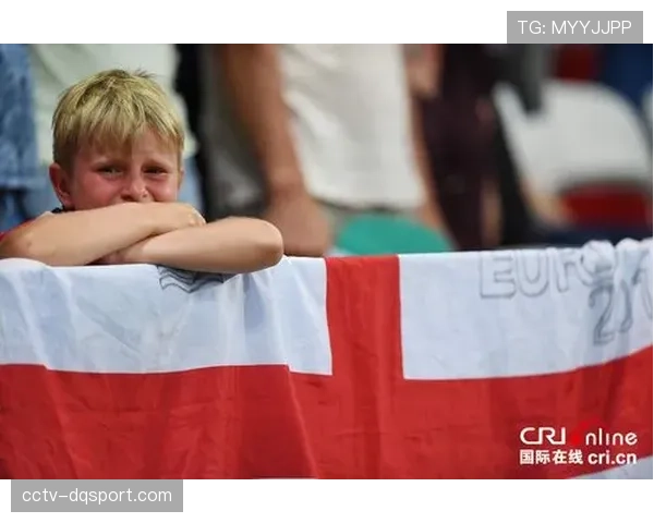 小球迷冲入场内与偶像维尼修斯击掌,随后被安保带离 小球迷冲入场内与偶像维尼修斯击掌,随后被安保带离