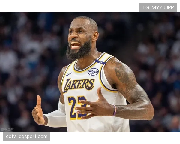 场边花絮：勒布朗·詹姆斯携妻子现场观看大儿子布朗尼的NCAA“疯狂三月”比赛